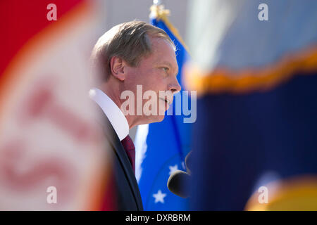 Texas Vizegouverneur David Dewhurst spricht bei der Einweihungsfeier für das Texas Capitol Vietnam Veteranen Denkmal in Austin Stockfoto