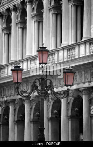 Venezianische Laterne auf dem Markusplatz in Venedig Stockfoto