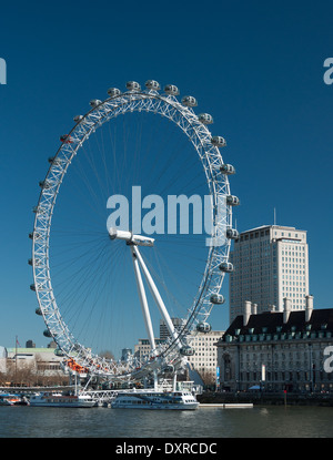 Berühmte Blick entlang und um den Fluss Themse in London in der Nähe von Houses of Parliament Stockfoto