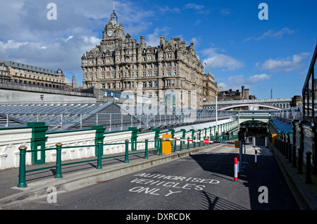 Der Eingang zur Waverley Station mit dem Balmoral Hotel hinter. Stockfoto