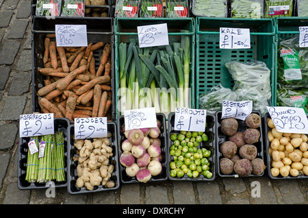 Gemüse auf einem freien Markt stall in der Grassmarket, Edinburgh, UK. Stockfoto