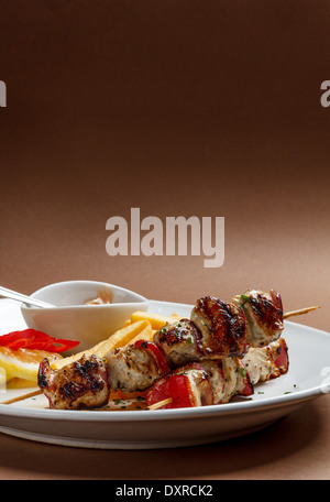 Frisch gebratenes Huhn Schaschlik auf weißen Teller Stockfoto
