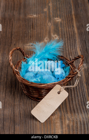 Weidenkorb voller blauer Wachteleier Stockfoto