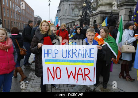 Dublin, Irland. 29. März 2014. Demonstranten stehen in Unterstützung mit dem ukrainischen Volk außerhalb der Dail. Sie halten eine Fahne, die "Helfen, Ukraine - kein Krieg" liest. Ukrainer und Iren sowie Anhänger aus anderen Ländern versammelten Dail (Irisches Parlament) in Unterstützung mit den Menschen und Demokratie in der Ukraine und gegen die Besetzung der autonomen Republik der Krim durch Russland. Bildnachweis: Michael Debets/Alamy Live-Nachrichten Stockfoto