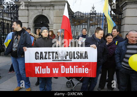 Dublin, Irland. 29. März 2014. Polnische Demonstranten stehen in Solidarität mit dem ukrainischen Volk außerhalb der Dail. Ukrainer und Iren sowie Anhänger aus anderen Ländern versammelten Dail (Irisches Parlament) in Unterstützung mit den Menschen und Demokratie in der Ukraine und gegen die Besetzung der autonomen Republik der Krim durch Russland. Bildnachweis: Michael Debets/Alamy Live-Nachrichten Stockfoto