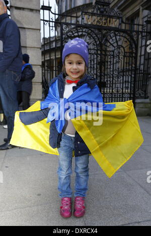 Dublin, Irland. 29. März 2014. Ein kleines Mädchen abgebildet ist, in einem ukrainischen Flagge gehüllt. Ukrainer und Iren sowie Anhänger aus anderen Ländern versammelten Dail (Irisches Parlament) in Unterstützung mit den Menschen und Demokratie in der Ukraine und gegen die Besetzung der autonomen Republik der Krim durch Russland. Bildnachweis: Michael Debets/Alamy Live-Nachrichten Stockfoto