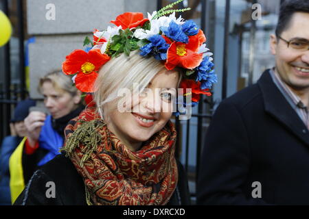 Dublin, Irland. 29. März 2014. Ein Demonstrant trägt eine ukrainische Kranz. Ukrainer und Iren sowie Anhänger aus anderen Ländern versammelten Dail (Irisches Parlament) in Unterstützung mit den Menschen und Demokratie in der Ukraine und gegen die Besetzung der autonomen Republik der Krim durch Russland. Bildnachweis: Michael Debets/Alamy Live-Nachrichten Stockfoto