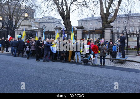 Dublin, Irland. 29. März 2014. Demonstranten stehen in Unterstützung mit dem ukrainischen Volk außerhalb der Dail zu einem Lautsprecher hören. Ukrainer und Iren sowie Anhänger aus anderen Ländern versammelten Dail (Irisches Parlament) in Unterstützung mit den Menschen und Demokratie in der Ukraine und gegen die Besetzung der autonomen Republik der Krim durch Russland. Bildnachweis: Michael Debets/Alamy Live-Nachrichten Stockfoto