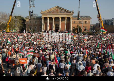 (140329)--BUDAPEST, 29. März 2014 (Xinhua)--Anhänger der Ungarns Regierungsbündnis, Fidesz-Partei und der christlichen Demokratischen Volkspartei beteiligen sich an einer Wahlveranstaltung am Heldenplatz in Budapest, 29. März 2014. Ungarische Ministerpräsident Viktor Orban hart setzte sich am Samstag, Unterstützer Wahlrecht bei den kommenden Parlamentswahlen fordert, obwohl die Umfragen zeigten, dass er wahrscheinlich die nächste Amtszeit von vier Jahren zu gewinnen. Orban ist der Kandidat für Premierminister des herrschenden Central-rechts Fidesz-Partei und der christlichen Demokratischen Volkspartei. (Xinhua/Attila Volgyi) Stockfoto