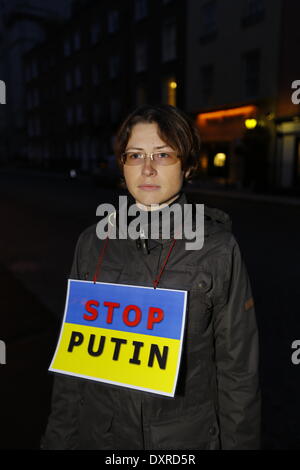 Dublin, Irland. 29. März 2014. Ein Demonstrant hat ein Schild um den Hals, der "Stop Putin" liest. Ukrainer und Iren sowie Anhänger aus anderen Ländern versammelten Dail (Irisches Parlament) in Unterstützung mit den Menschen und Demokratie in der Ukraine und gegen die Besetzung der autonomen Republik der Krim durch Russland. Bildnachweis: Michael Debets/Alamy Live-Nachrichten Stockfoto