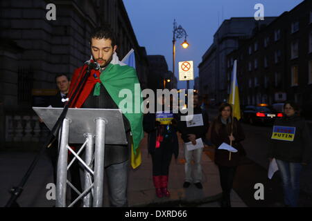 Dublin, Irland. 29. März 2014. Ein Aktivist liest die Namen der Toten während der Revolution in der Ukraine. Ukrainer und Iren sowie Anhänger aus anderen Ländern versammelten Dail (Irisches Parlament) in Unterstützung mit den Menschen und Demokratie in der Ukraine und gegen die Besetzung der autonomen Republik der Krim durch Russland. Bildnachweis: Michael Debets/Alamy Live-Nachrichten Stockfoto