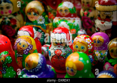 Tisch voll mit russischen Matrioshka Puppen zum Verkauf von Straßenhändler im Central Park, New York, NY Stockfoto