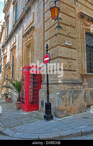 Eine rote Telefonzelle neben No Entry Zeichen In Saint-Paul Platz, Mdina, gemeinhin als "stille Stadt. Malta. Stockfoto