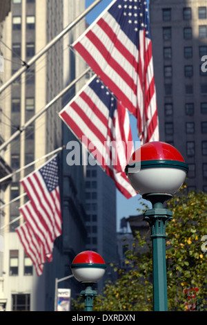Breite Straße-u-Bahnstation und USA-Flaggen auf der New York Stock Exchange Building auf Nassau Street, New York NY Stockfoto