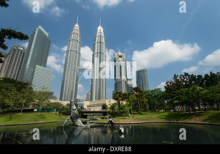 Kuala Lumpur City Center Park mit See im Vordergrund und Petronas Türme im Hintergrund Stockfoto