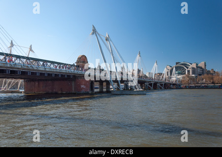 Berühmte Blick entlang und um den Fluss Themse in London in der Nähe von Houses of Parliament Stockfoto