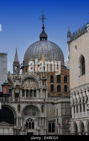 Architektonische Details an der Fassade der Basilika auf dem Markusplatz in Venedig Stockfoto