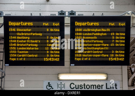 Elektronischen Anzeigentafel Abfahrtszeiten am Bahnhof anzeigen Stockfoto