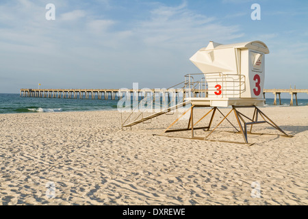 Eine Strandwache und dem Fishing Pier in den frühen Morgenstunden auf der Pensacola Beach, Florida. Stockfoto