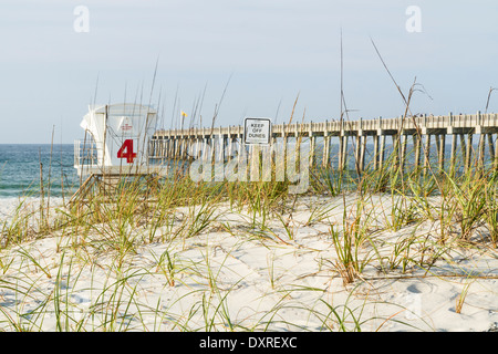 Eine Strandwache in den Dünen und dem Fishing Pier in den frühen Morgenstunden auf der Pensacola Beach, Florida. Stockfoto