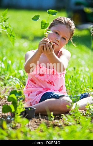 Junges Mädchen Pflanzen einen süßen Pototo slip Stockfoto