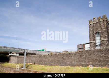 Gefängnismauern und Wachturm gegen blauen Himmel. Stockfoto