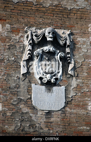 Venezianische Nahaufnahme Architekturdetail an der Fassade des Gebäudes Stockfoto