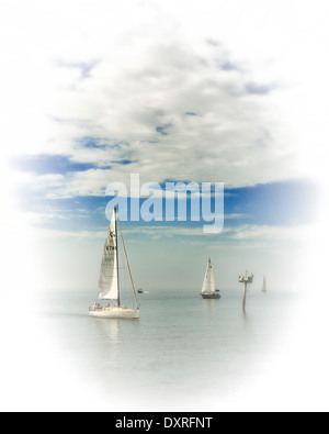 Vignette von Segelbooten, die Rückkehr zum Hafen in der Abenddämmerung in Venice, Florida, USA Stockfoto