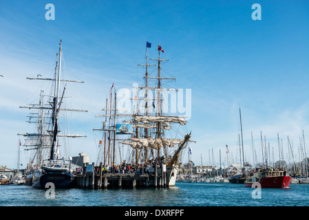 Großsegler und eine Fähre in Williamstown, Victoria Stockfoto