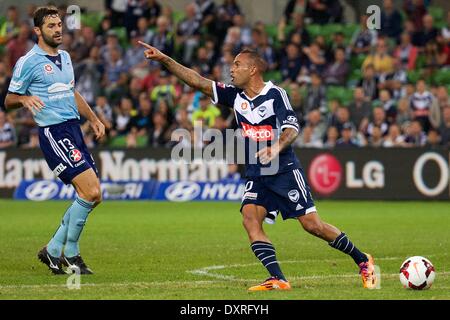 Melbourne, VICTORIA, Australien, Australien. 29. März 2014. ARCHIE THOMPSON (10) nach vorn von Melbourne Victory ist nicht glücklich mit dem Schiedsrichter in 24 Vorrundenspiel zwischen Melbourne Victory und Sydney FC während der australischen Hyundai A-League-Saison 2013/2014 im AAMI Park. Bildnachweis: Tom Griffiths/ZUMA Wire/ZUMAPRESS.com/Alamy Live-Nachrichten Stockfoto