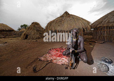 Mursi Häuptling mit Löwe Fell im Mago Nationalpark, unteren Omo-Tal von Äthiopien Stockfoto