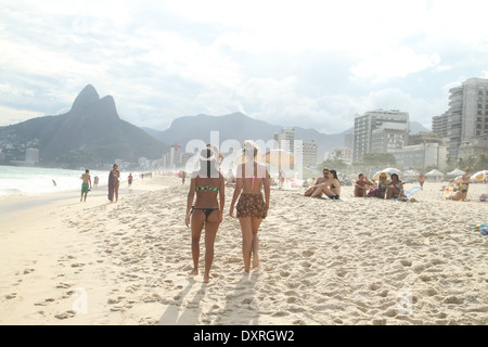 Strand von Ipanema, Rio, Brasilien - 22. März 2014: Sun Badegäste gesehen am Ipanema Beach Tour zu Fuß. Bildnachweis: David Mbiyu / Alamy Live News Stockfoto
