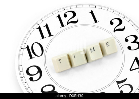 Computer-Tasten und Uhr mit weißem Hintergrund, Konzept der Zeit Stockfoto