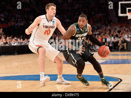 New York City, NY, USA. 28. März 2014. Freitag, 28. März 2014: Michigan State Spartans weiterleiten Branden Dawson (22) Laufwerke in den Korb gegen Virginia Cavaliers Center Mike Tobey (10) während der 2. Hälfte der NCAA Turnier östlichen regionalen Halbfinale Basketball-Spiel zwischen Michigan State Vs Virginia im Madison Square Garden in New York City, New York. Michigan State gewann über Virginia 61-59. Bill Shettle/Cal-Sport-Medien. © Csm/Alamy Live-Nachrichten Stockfoto