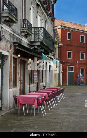 Klassische Restaurant Tische und Stühle in Venedig mit roten Tisch decken Stockfoto