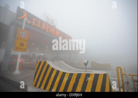 Hefei, China Anhui Provinz. 30. März 2014. Eine Schnellstraße ist geschlossen, dichten Nebel Hefei, Hauptstadt der ostchinesischen Provinz Anhui, 30. März 2014 getroffen. Bildnachweis: Yang Xiaoyuan/Xinhua/Alamy Live-Nachrichten Stockfoto