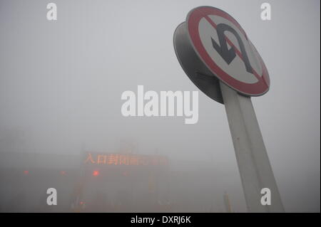 Hefei, China Anhui Provinz. 30. März 2014. Eine Schnellstraße ist geschlossen, dichten Nebel Hefei, Hauptstadt der ostchinesischen Provinz Anhui, 30. März 2014 getroffen. Bildnachweis: Yang Xiaoyuan/Xinhua/Alamy Live-Nachrichten Stockfoto