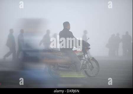 Hefei, China Anhui Provinz. 30. März 2014. Ein Mann fahren auf einer Straße Nebel eingehüllt in Hefei, Hauptstadt der ostchinesischen Provinz Anhui, 30. März 2014. Bildnachweis: Yang Xiaoyuan/Xinhua/Alamy Live-Nachrichten Stockfoto