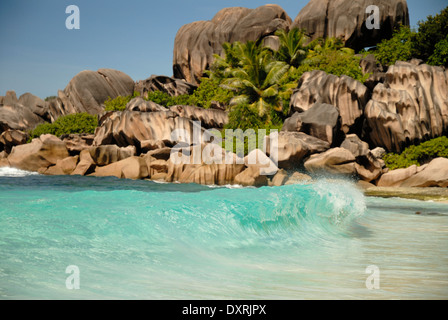 Wellen am Grand Anse Strand auf La Digue, Seychellen Stockfoto