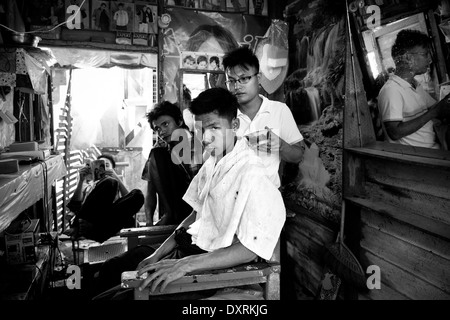 Myanmar, Umgebung von Tangoo; Markt; Friseur Stockfoto