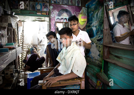Myanmar, Umgebung von Tangoo; Markt; Friseur Stockfoto