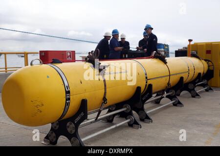 Perth, Australien. 30. März 2014. Eine Unterwasser Mapping-Gerät zur Verfügung gestellt von US-Navy wird vor der Verladung auf australische Verteidigung Schiff Ocean Shield gesehen und verwendet bei der Suche nach den fehlenden Malaysia Airlines Flug MH370, HMAS Stirling naval base in der Nähe von Perth, Australien, 30. März 2014. Bildnachweis: Xinhua/Alamy Live-Nachrichten Stockfoto