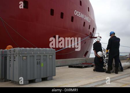 Perth, Australien. 30. März 2014. Arbeiter montieren Anlagen auf australische Verteidigung Schiff Ocean Shield geladen und verwendet bei der Suche nach den fehlenden Malaysia Airlines Flug MH370 an HMAS Stirling naval base in der Nähe von Perth, Australien, 30. März 2014. Bildnachweis: Xinhua/Alamy Live-Nachrichten Stockfoto