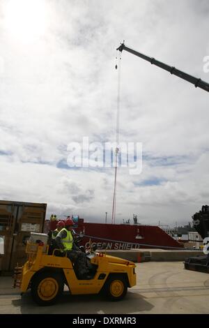 Perth, Australien. 30. März 2014. Australische Verteidigung Schiff Ocean Shield ist geladen mit Zubehör und Ausrüstungen bevor Sie sich für einen beauftragt, die Blackbox Pinger von der fehlenden Malaysia Airlines Flug MH370 auf HMAS Stirling Marinestützpunkt in der Nähe von Perth, Australien, 30. März 2014 zu finden. Bildnachweis: Xinhua/Alamy Live-Nachrichten Stockfoto