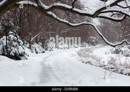 Fort Tryon Park, New York City, im Schnee, Februar 2014. Sehr kalte, schneereiche Winter. USA Stockfoto