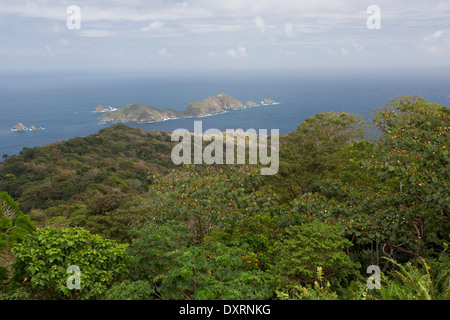 Blick vom Flagstaff Peak in Richtung St. Giles Island, über den bewaldeten Westende von Tobago. Stockfoto
