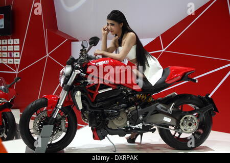 Bangkok, Thailand. 28. März 2014.  Moderatoren posiert mit Ducati Monster während der 35. Bangkok International Motor Show. Der 35. Bangkok International Motor Show; findet vom 26 März bis April 6 Credit: John Vincent/Alamy Live News Stockfoto