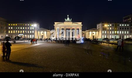Berlin, Deutschland. 29. März 2014. Das Brandenburger Tor ist vor der "Earth Hour" in Berlin, Deutschland, 29. März 2014 abgebildet. Mehrere Millionen Menschen wollen zur Teilnahme an der Umweltstiftung World Wildlife Funds (WWF) und schalten Sie das Licht für eine Stunde in öffentlichen Gebäuden. Foto: Soeren Stache/Dpa/Alamy Live News Stockfoto