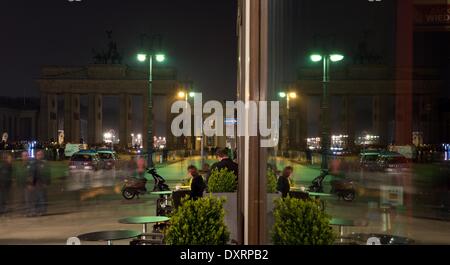 Berlin, Deutschland. 29. März 2014. Die dunklen Brandenburger Tor spiegelt sich während der "Earth Hour" in Berlin, Deutschland, 29. März 2014. Mehrere Millionen Menschen wollen zur Teilnahme an der Umweltstiftung World Wildlife Funds (WWF) und schalten Sie das Licht für eine Stunde in öffentlichen Gebäuden. Foto: Soeren Stache/Dpa/Alamy Live News Stockfoto