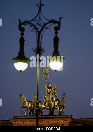 Berlin, Deutschland. 29. März 2014. Die Quadriga des Brandenburger Tores leuchtet vor der "Earth Hour" in Berlin, Deutschland, 29. März 2014. Mehrere Millionen Menschen wollen zur Teilnahme an der Umweltstiftung World Wildlife Funds (WWF) und schalten Sie das Licht für eine Stunde in öffentlichen Gebäuden. Foto: Soeren Stache/Dpa/Alamy Live News Stockfoto